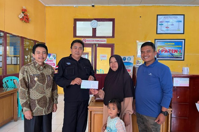 Diserahkan Kadis Sosial, 106 jiwa Terima Kartu BPJS Kesehatan di Kecamatan Hiliran Gumanti 