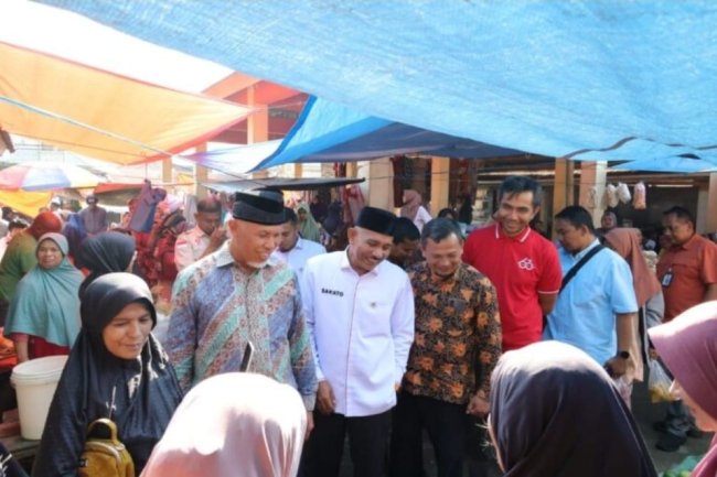 Mahyeldi Masuk Pasar Batuhampar, Ajak UMKM Manfaatkan Program SIMAMAK