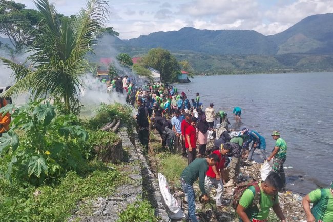 Bersama Warga, Ratusan Personil Kodim 0309 Solok  Goro Bersihkan Pinggir Danau Singkarak