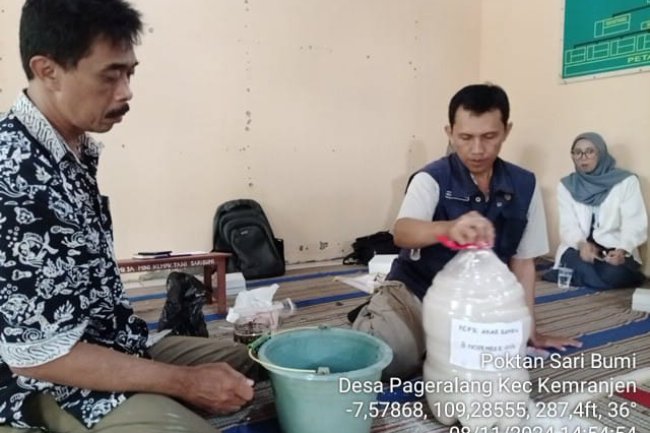 Kenalkan Pertanian Ramah Lingkungan, Tim Penyuluh Pertanian BPP Kemanjen Melatih petani Mempebanyak Agensia Hayati dari Akar Bambu