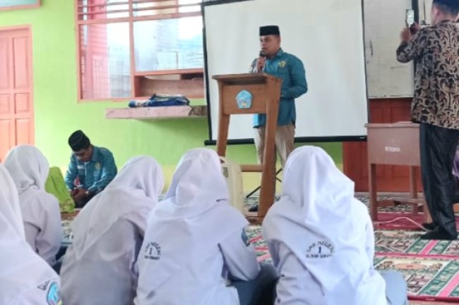 BRUS KUA Hiliran Gumanti Bagikan Sajadah di SMK Negeri 1