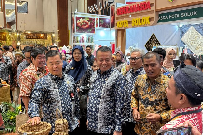 Pemkab Solok Ikuti International Handicraft Trade Fair 2025