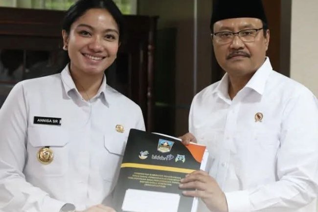 Gercep Bupati Annisa Temui Menteri Sosial, Usulkan Sejumlah Program Untuk Warga Dharmasraya   H