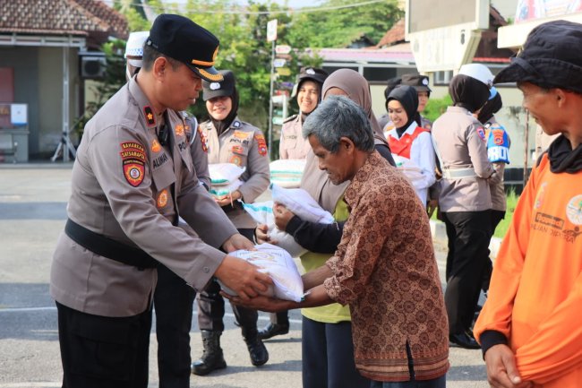 Waka Polres Solok Kota Kompol Aliman Serahkan Bantuan kepada 43 Petugas Kebersihan DLH dan Polres Solok Kota.
