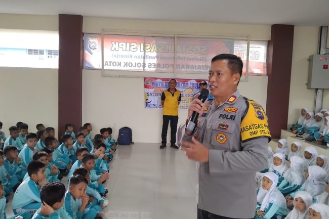 Kasat Binmas Polres Solok Kota Beri Edukasi Bahaya Bullying dan Kekerasan Anak kepada Siswa SDN 03 Kampung Jawa