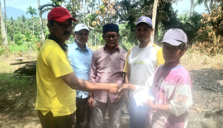 Jemaah Mushalla Al Jihad Perum Batutupang Bantu Korban Kebakaran Guak Duo
