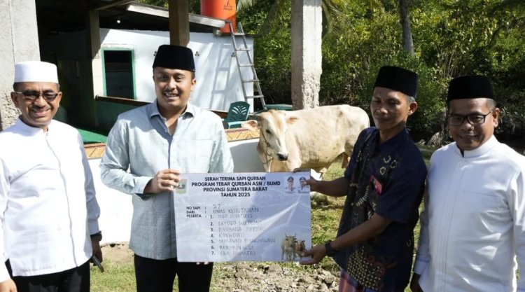 Usai Salad Idul Adha, Wagub Vasko Ruseimy  Serahkan Sapi Kurban di Kampung Sungai Nyalo Pessel