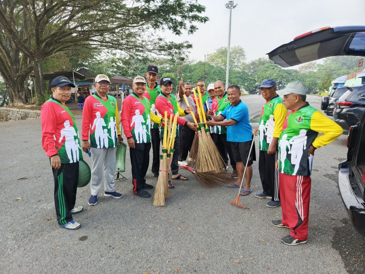 Rutin Goro, KJS Gor Batutupang Terima Alat Kebersihan Dari Pemkab Solok