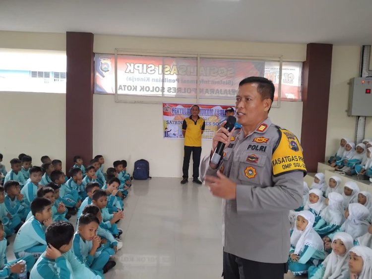Kasat Binmas Polres Solok Kota Beri Edukasi Bahaya Bullying dan Kekerasan Anak kepada Siswa SDN 03 Kampung Jawa