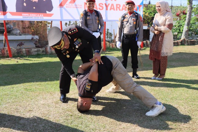 Anggota Kodim 0309 Solok Ucapkan Selamat Hari Bhayangkara ke-79 dengan Sikap Hormat Toubat