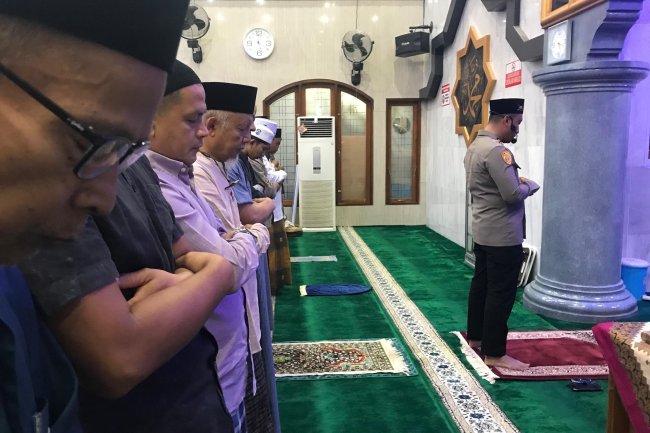 Gerakan Sholat Subuh Berjamaah, Kapolres Solok Kota AKBP Mas'ud Ahmad Jadi Imam di Masjid Nurul Ilmi