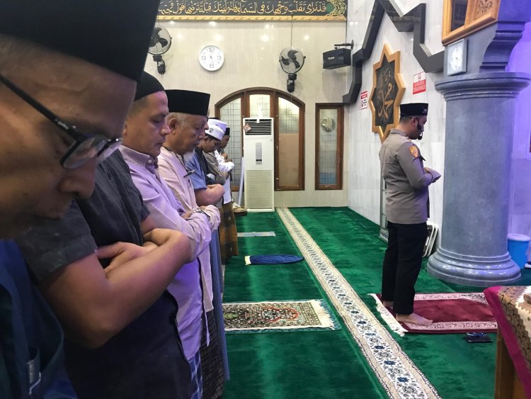 Gerakan Sholat Subuh Berjamaah, Kapolres Solok Kota AKBP Mas'ud Ahmad Jadi Imam di Masjid Nurul Ilmi