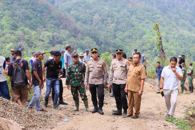 Kapolres Solok Kota Bersama Forkopimcam IX Koto Sungai Lasi Tinjau Pembuatan Jalan Menuju Nagari Pianggu