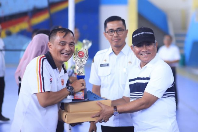 Lomba Meriahkan HUT-RI Berakhir, Wawako Solok Serahkan Hadiah Para Pemenang