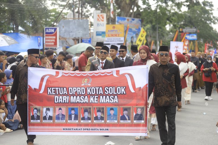 IKuti Pawai Alegoris, DPRD Kota Solok Tampilkan Tokoh yang pernah Pimpin DPRD Sejak Tahun 1971