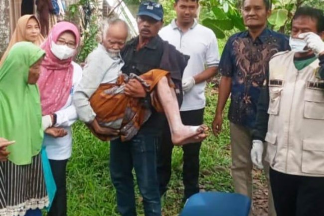 PPSLU Sudagaran Banyumas Evakuasi Dua Lansia Terlantar di Kebasen