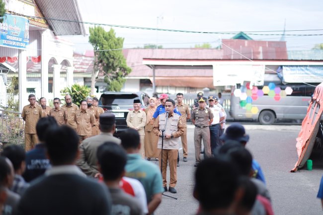 Gugah Kepedulian Relawan, Walikota Solok Pimpin Apel Pembersihan Puing Dampak Angin Puting Beliung
