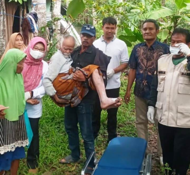 PPSLU Sudagaran Banyumas Evakuasi Dua Lansia Terlantar di Kebasen