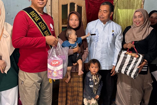 Sekwan DPRD Kota Solok, Arjuna Anwar Sani Serahkan Makanan Tambahan Keluarga Beresiko Stunting