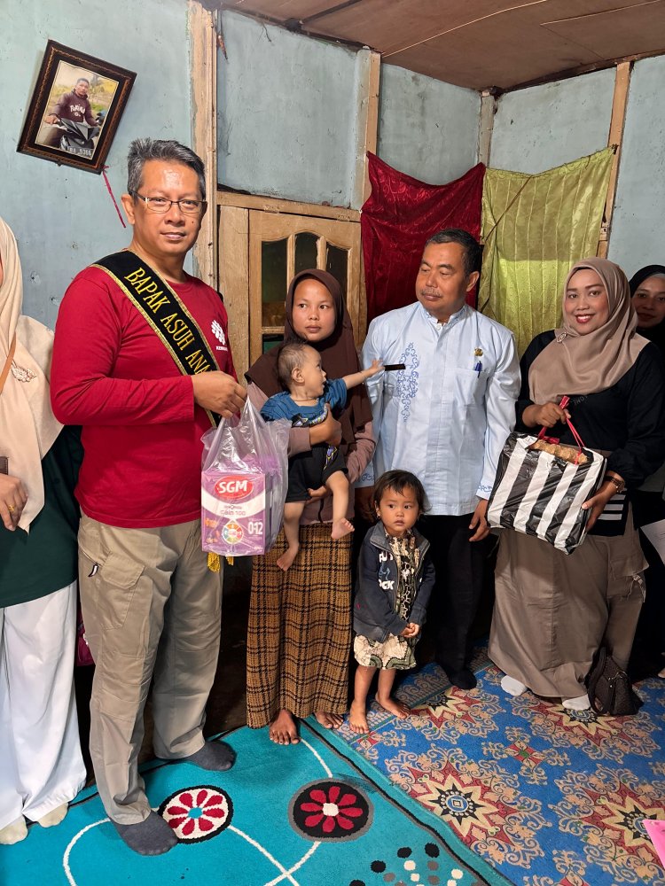 Sekwan DPRD Kota Solok, Arjuna Anwar Sani Serahkan Makanan Tambahan Keluarga Beresiko Stunting