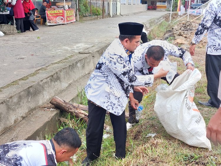 Wabup Solok Bersihkan Sampah di HUT PGRI ke- 80