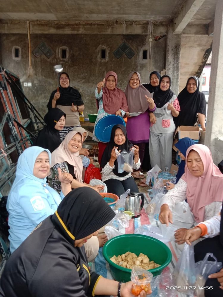 Dapur Umum Perumahan Batutupang Berlanjut Siapkan Makan Malam