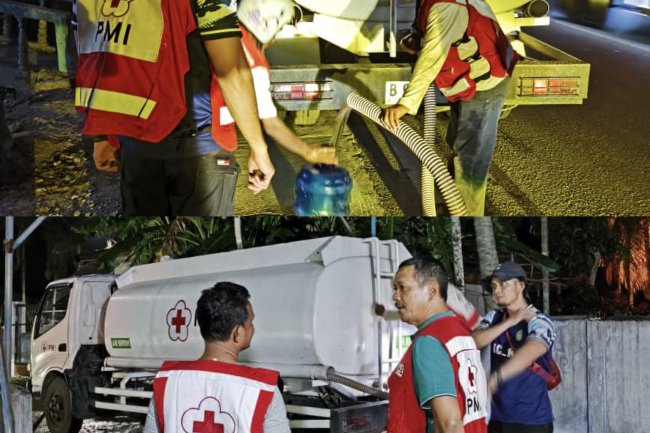 PMI Kota Solok Datangkan Truck Tangki Suplay Air Bersih bagi Warga Pasca Banjir