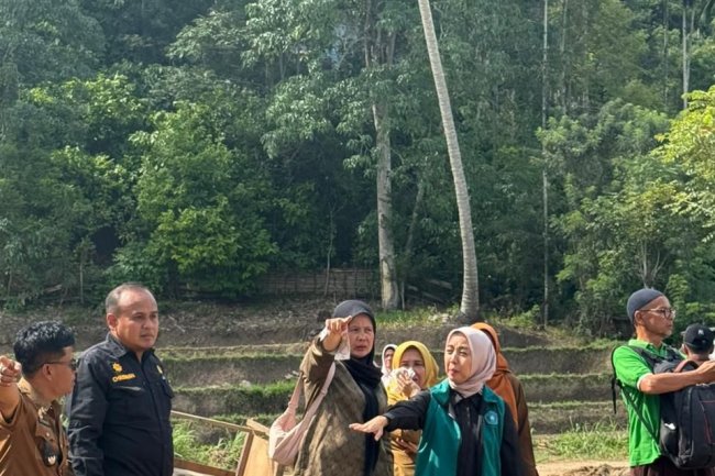Kunjungi Kabupaten Solok, Ketua TP-PKK Kota Sawahlunto Serahkan Bantuan Bagi Korban Banjir