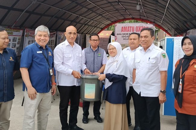 KPP Pratama dan KPKN Solok Serahkan Bantuan Untuk Korban Bencana Kabupaten Solok