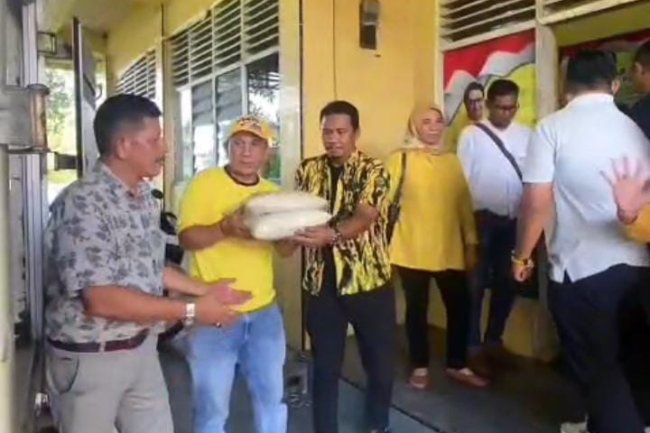 DPD Golkar Kota Solok Distribusikan Bantuan Paket Sembako dari DPP Partai Golkar
