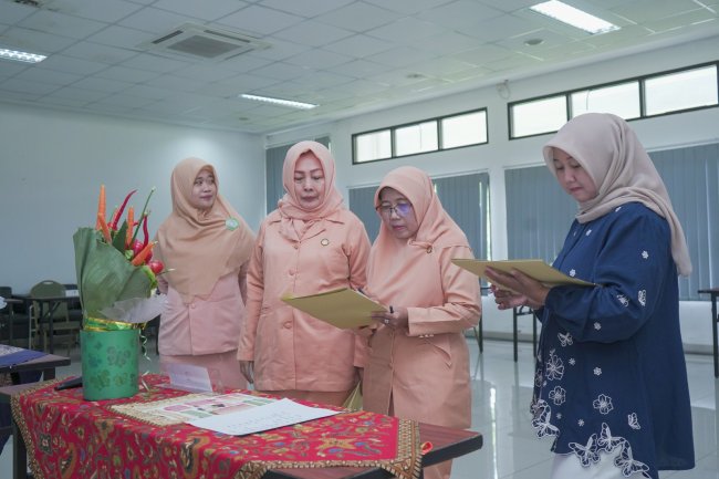 Unik! Rayakan HUT ke-26, Dharma Wanita Unsoed Sulap Sayuran Jadi Buket Cantik