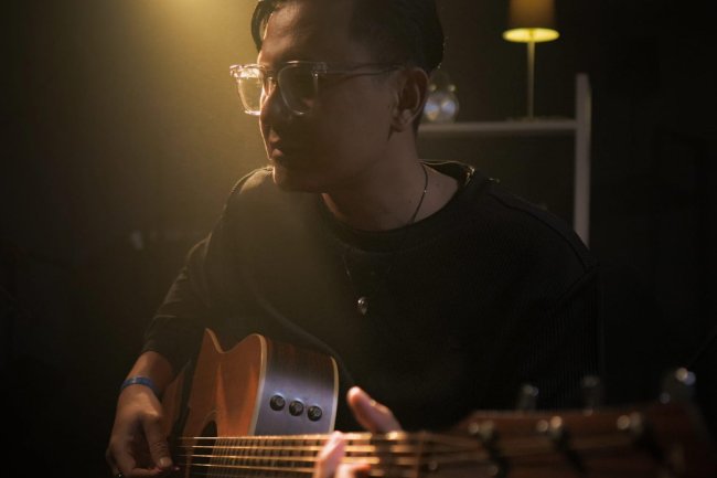 Nyaris Berhenti Bermusik, Denny Bangkit Lewat Lagu “Istimewa”