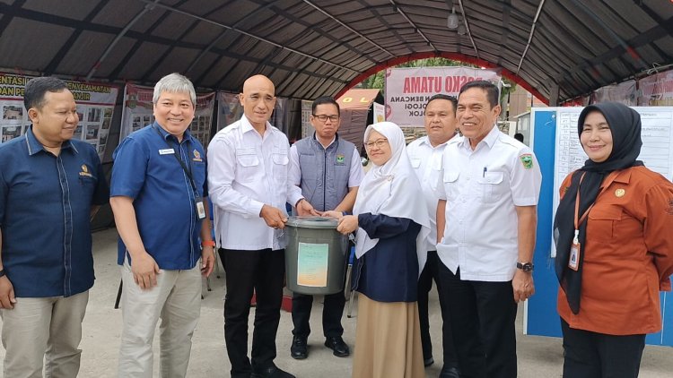 KPP Pratama dan KPKN Solok Serahkan Bantuan Untuk Korban Bencana Kabupaten Solok