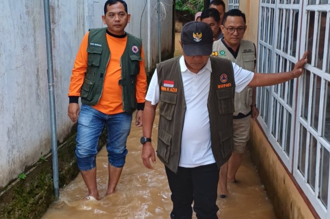 Banjir Kembali Terjadi, Bupati John Kenedy Aziz Langsung Tinjau Lokasi