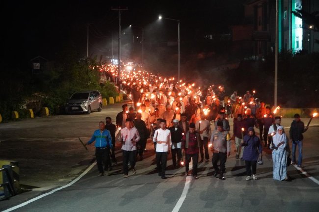 Sambut Ramadan, Ratusan Obor Terangi Kawasan Islamic Center Padang Panjang
