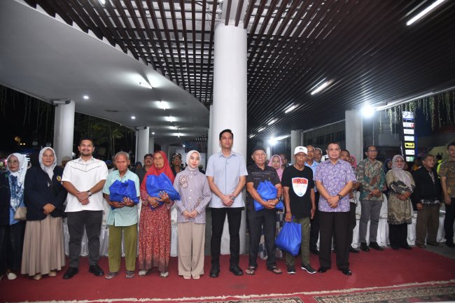Paket Sembako dari Anggota DPR RI Diserahkan Wali Kota Sawahlunto Kepada Warga, Ini Sebabnya
