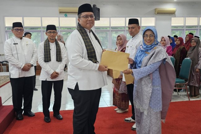 SK Penugasan Sebagai Kepala UPT Pendidikan Diserahkan, Wabup Ahmad Fadly: "Inovasi dan Tanggung Jawab Besar Menanti"