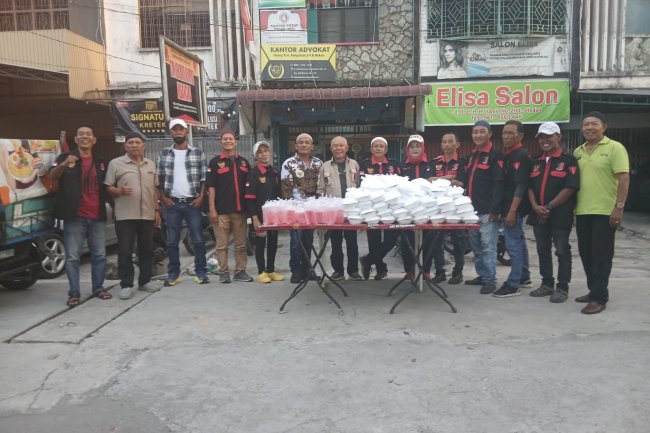 TKN Kompas Nusantara dan Pagar Unri Prabowo–Gibran Tegaskan Ruh Perjuangan dengan Bagikan 300 Takjil kepada Pengguna Jalan