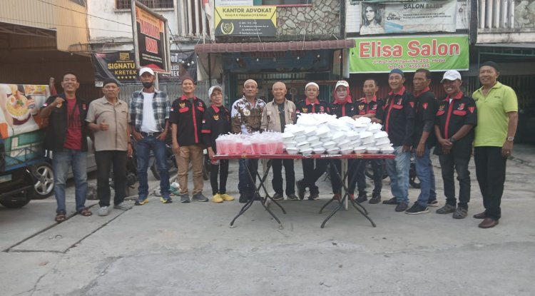 TKN Kompas Nusantara dan Pagar Unri Prabowo–Gibran Tegaskan Ruh Perjuangan dengan Bagikan 300 Takjil kepada Pengguna Jalan