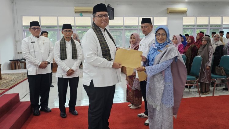 SK Penugasan Sebagai Kepala UPT Pendidikan Diserahkan, Wabup Ahmad Fadly: "Inovasi dan Tanggung Jawab Besar Menanti"