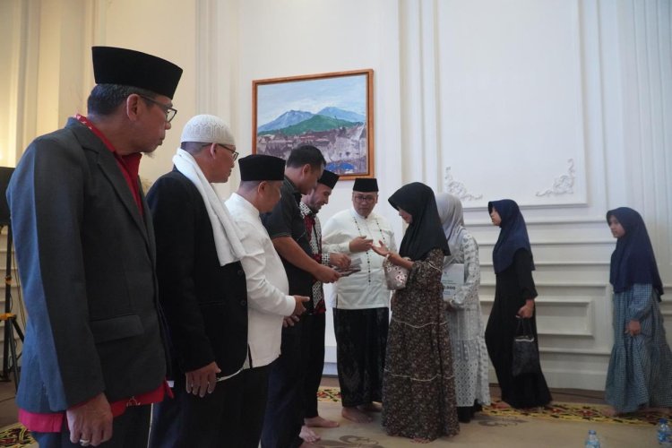 Buka Puasa Bersama di Rumah Dinas Wali Kota Padang Panjang, Hendri Arnis Salurkan Zakat Baznas