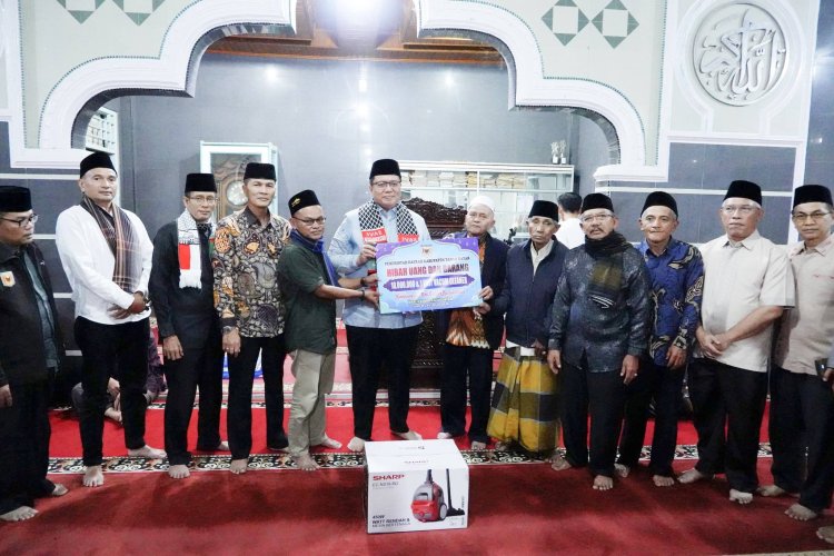 Ahmad Fadly Pimpin Tim II Ramadan Tanah Datar, Serahkan Bantuan di Masjid Tauhid Sungai Jambu