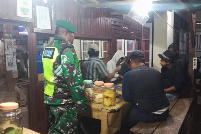 Babinsa Koramil 06/Sungayang Bersama Tomas dan Linmas Gelar Patroli Siskamling di Tanah Datar