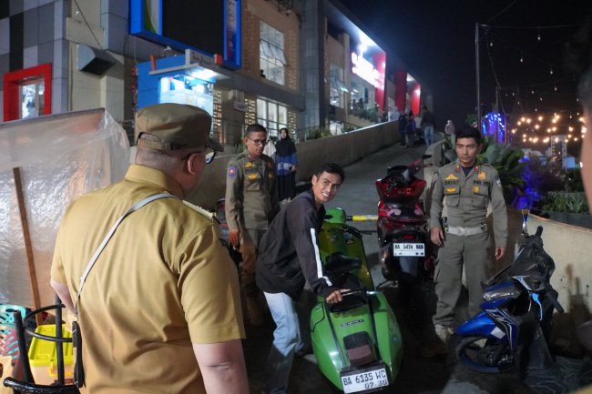 Wali Kota Padang Panjang Hendri Arnis Tertibkan Pedagang Musiman dan Parkir Liar di Pasar Pusat