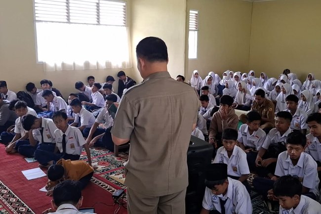 Dinas Kominfo Gelar Literasi Digital di SMPN 4 Batusangkar, Pelajar Diingatkan Waspada Hoaks