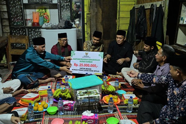 Sahur Bersama Warga, Gubernur Sumbar Mahyeldi Serahkan Bantuan Bedah Rumah untuk Penjual Es Tebu di Pariaman