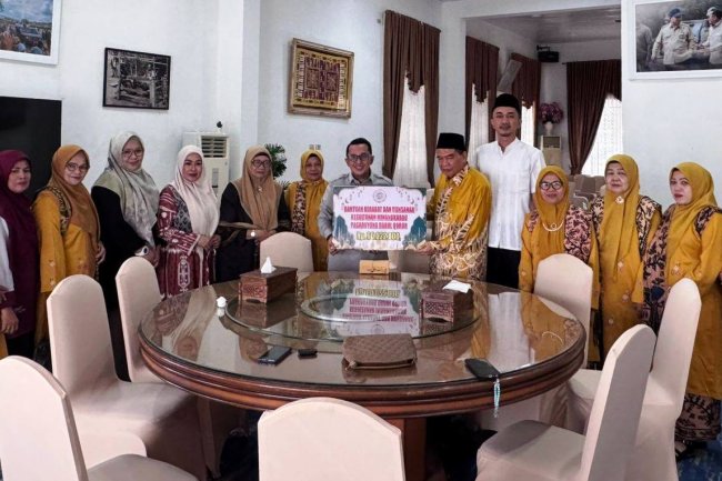 Bupati Tanah Datar Terima Bantuan Rp73 Juta dari Kerabat Kesultanan Pagaruyung dan Bundo Kanduang Jambi