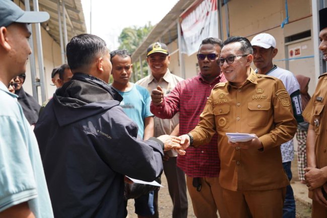 Bupati Tanah Datar Salurkan Bantuan Raja Pagaruyung Rp60 Juta untuk Korban Banjir dan Longsor