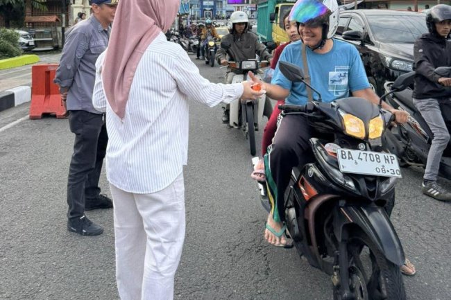 TP PKK Padang Panjang Bagi Takjil Gratis, Sekaligus Dukung UMKM Lokal di Bulan Ramadan