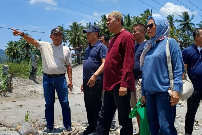 Bupati Padang Pariaman Tinjau Jembatan Anduriang Putus, Jembatan Darurat Segera Dibangun